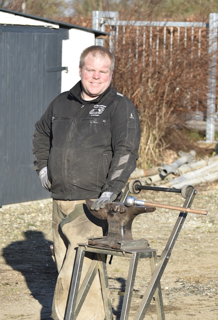 billede af Rune der står ved sin armboldt.